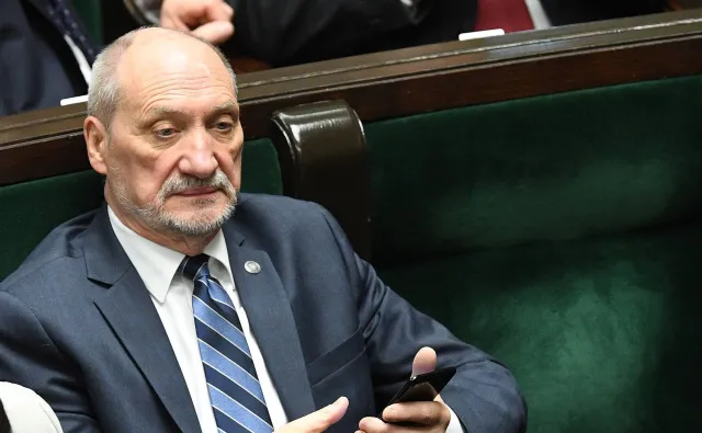 Od głównej roli do statysty. To koniec Macierewicza? Niekoniecznie