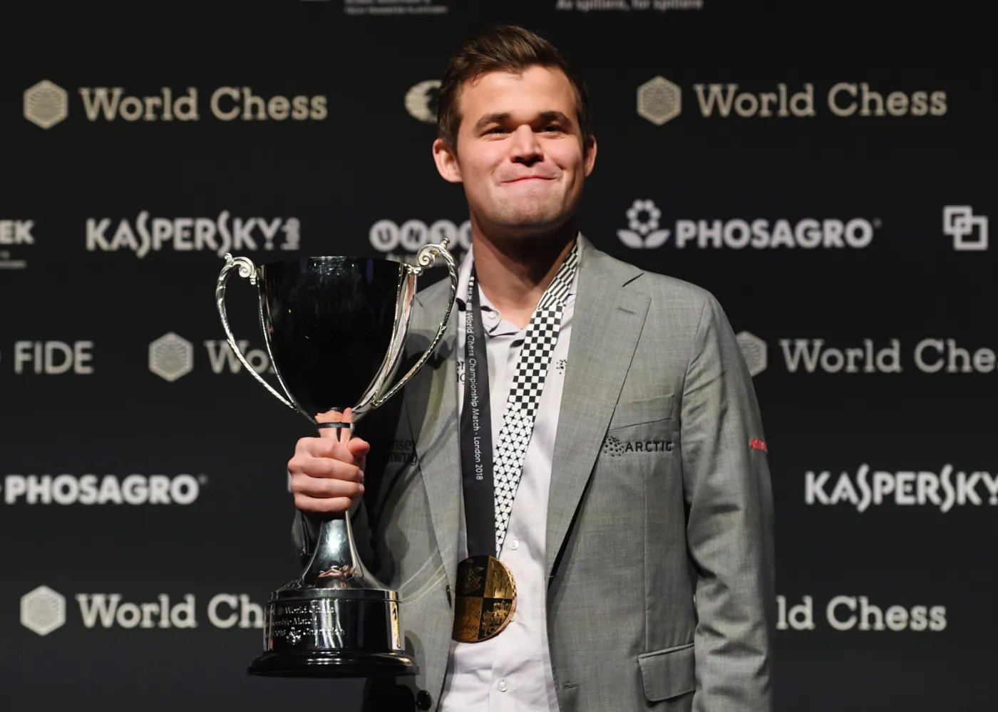 Mistrz świata w szachach Carlsen lubi szybkie partie i... piłkę nożną