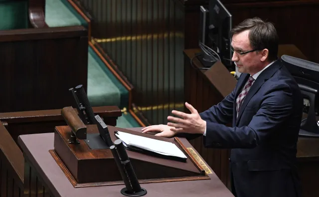 Ziobro: W państwie rządzonym przez PO przestępcy byli tak rozzuchwaleni, że byli w stanie zaatakować członka KNF