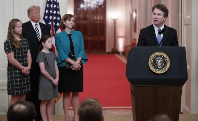 Po burzliwej debacie w Senacie, sędzia Brett Kavanaugh "spokojnie" zadebiutował na ławie sędziowskiej SN