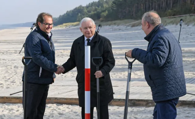 Formalnie pozwolenia jeszcze nie ma. Prezes PiS wkopał ostatni słupek wyznaczający granice przekopu Mierzei Wiślanej