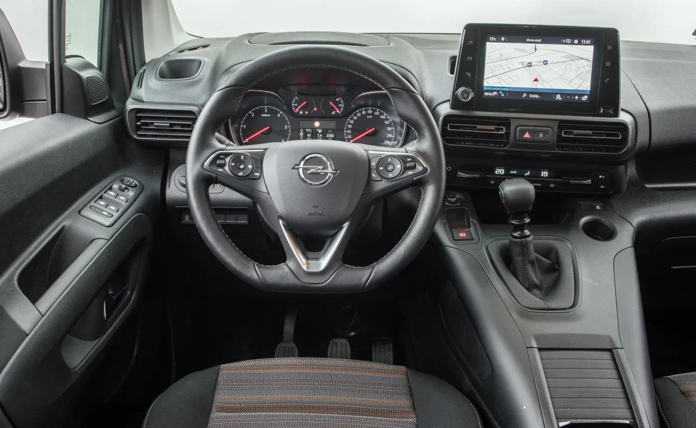 Opel Combo Life skrywa najnowsze systemy multimedialne kompatybilne z Apple CarPlay i Android Auto, dostępne z 8-calowym ekranem dotykowym. Smartfony można również ładować za pomocą indukcyjnej ładowarki 