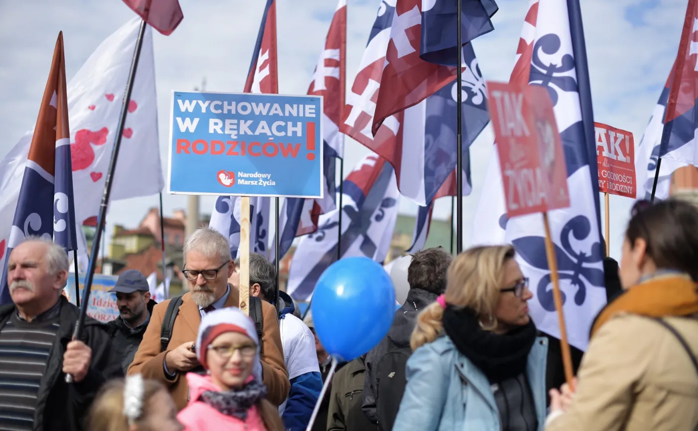 12217776-marsz-w-warszawie.jpg