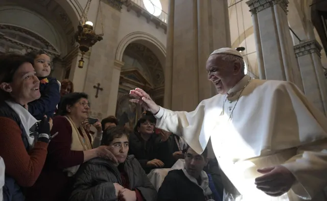 To WIDEO z papieżem podbiło internet. Watykan wyjaśnia, o co chodziło Franciszkowi