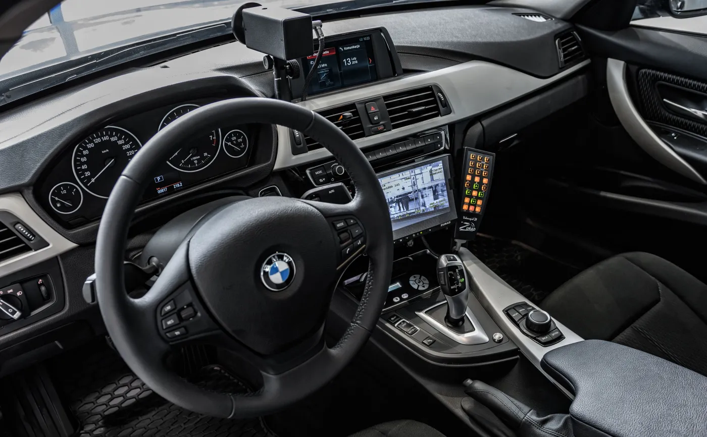 Wyświetlana na nagraniu prędkość jest mierzona na kołach radiowozu. Żeby wykonać poprawny pomiar, BMW z wideorejestratorem musi na początku i na końcu odcinka pomiarowego znajdować się w takiej samej odległości od ściganego pojazdu 