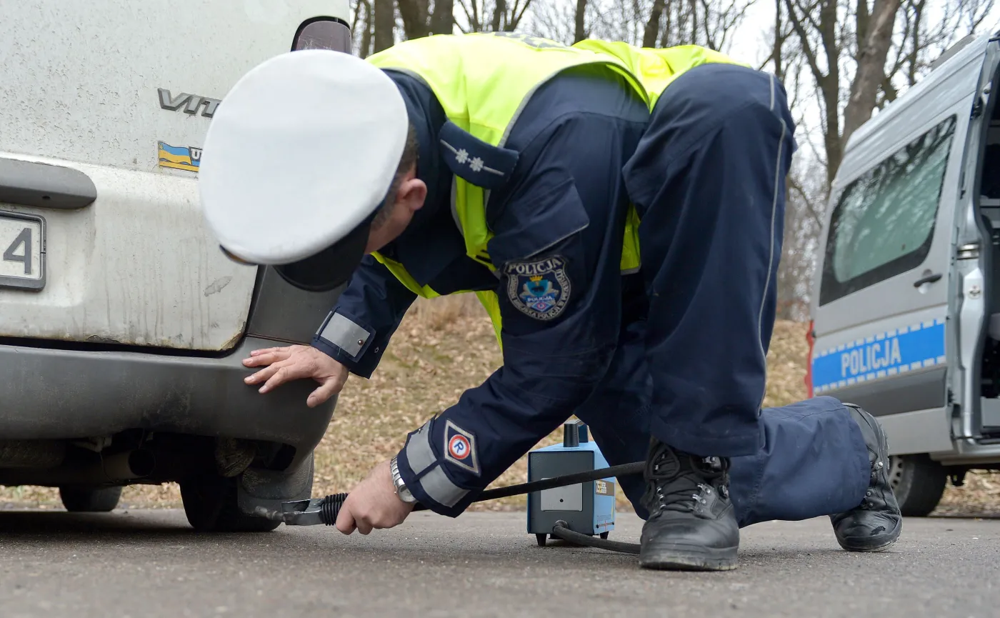 Policjant wykonujący kontrolę stara się też zwrócić uwagę na inne defekty pojazdu mające wpływ na ekologię 