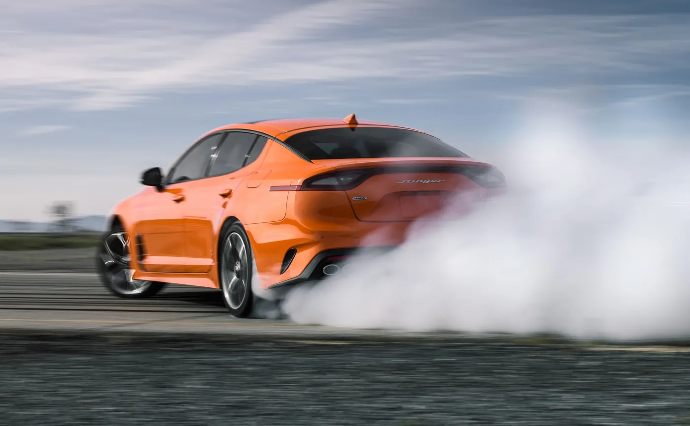 Kia Stinger GTS. Wersja z napędem na cztery koła jest wyposażona w mechanizm różnicowy o ograniczonym poślizgu przy tylnej osi