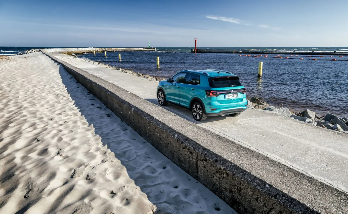 T-Cross powstał na platformie MQB A0, czyli tej samej, którą wykorzystuje Polo, a także krewniacy z Grupy Volkswagen – Seat Arona i Skoda Kamiq. Jednak model z Wolfsburga wyróżnia się wzorową przestronnością i funkcjonalnością 