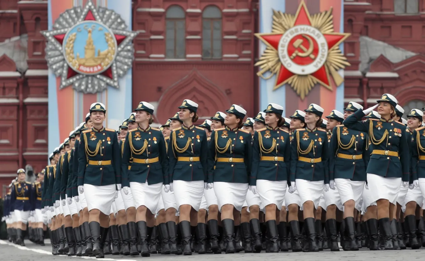 Defilada wojskowa na Placu Czerwonym w Moskwie. W ostatniej chwili odwołano część lotniczą