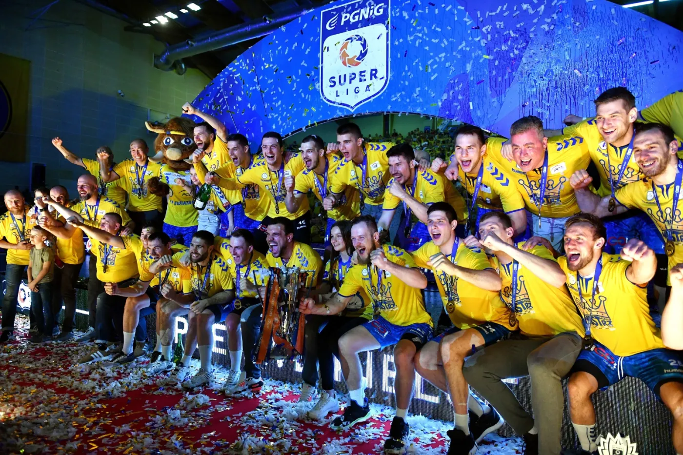 VIVE na podium. Drużyna PGE VIVE Kielce cieszy się po rewanżowym meczu finałowym Ekstraklasy piłkarzy ręcznych z Orlenem Wisłą Płock