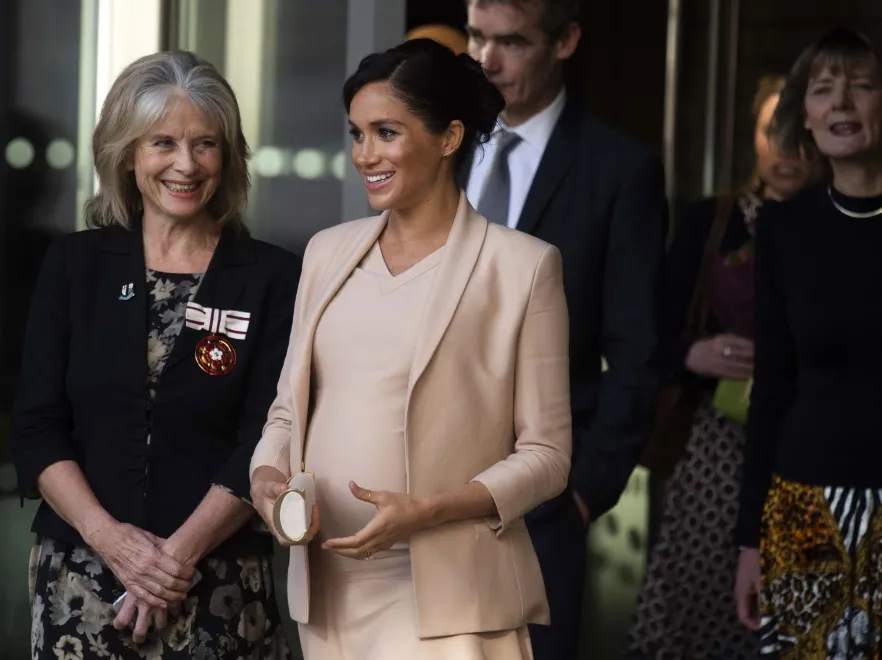 "Tylko czekać, aż pokaże inne intymne szczegóły". Księżna Meghan znowu podpadła internautom stylizacją. FOTO