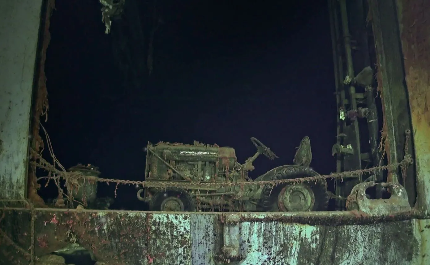 12127923-wrak-uss-hornet.jpeg