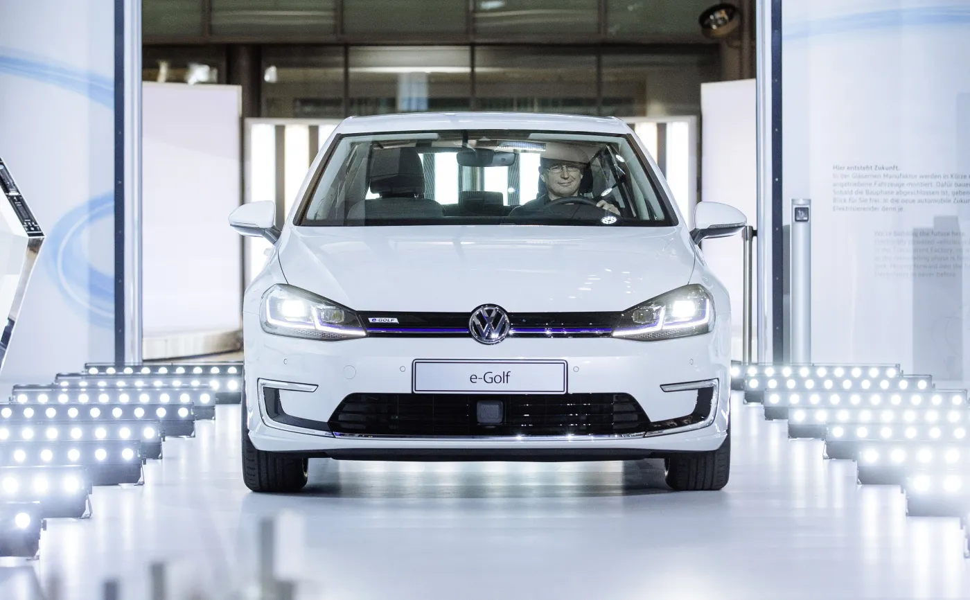 Volkswagen e-Golf - w ocenie producenta elektryczny model gwarantuje 300 km zasięgu