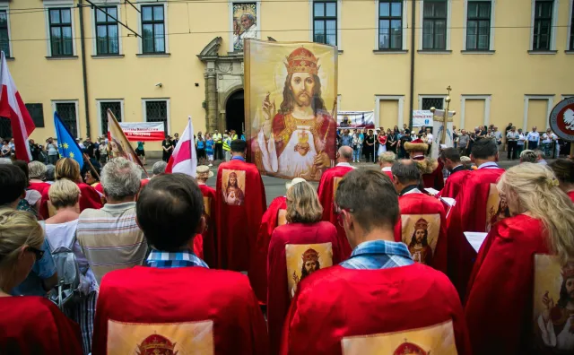 Wiec poparcia dla abp. Jędraszewskiego w Krakowie. Wśród tłumu modlących pojawili się politycy PiS
