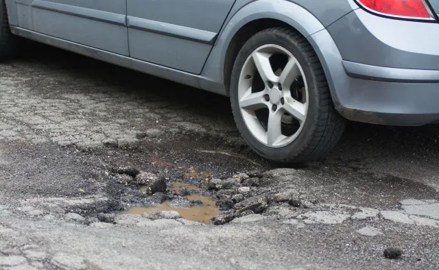 Taki absurd tylko w Polsce. Dziura w jezdni "atrakcją turystyczną" Google Maps, a drogowcy nie mogą jej załatać