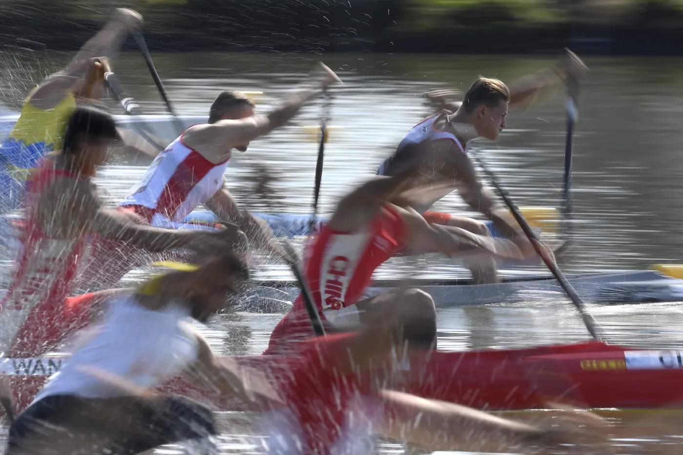 Start kajakarzy. W środku nasz dwójka
