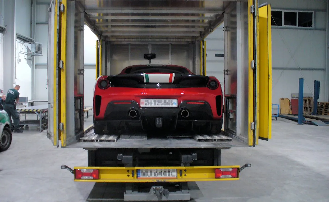 Niemcy zatrzymali Polaka. Przewoził Ferrari warte fortunę, to był pechowy transport