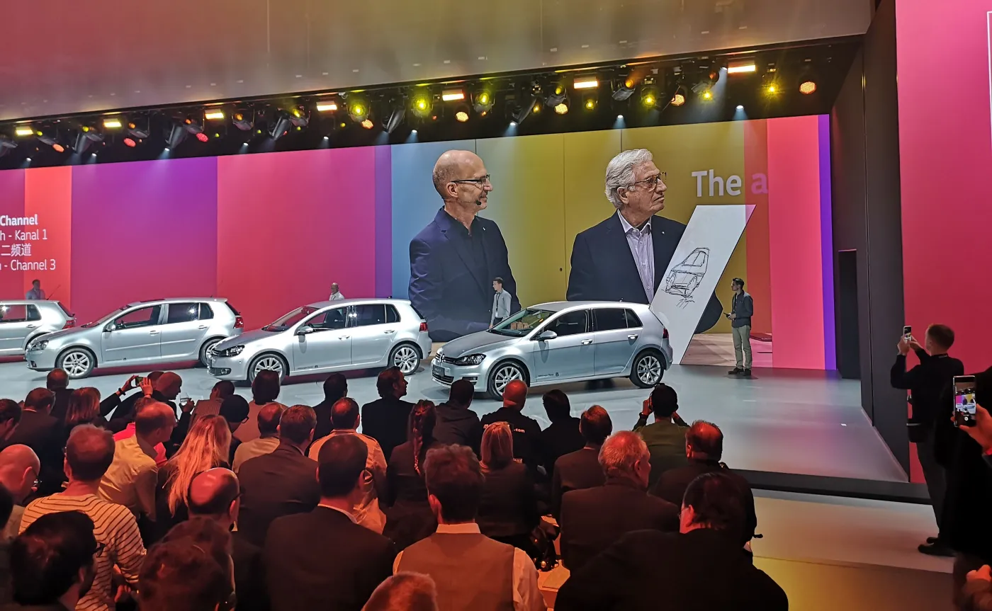 Włoski mistrz Giorgetto Giugiaro narysował Golfa I na oczach publiczności. Linie wymyślone 45 lat temu do dziś są powielane i ponadczasowe 