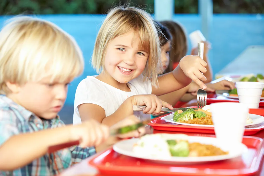 Piontkowski chce przywrócić stołówki we wszystkich szkołach. Koniec z cateringiem