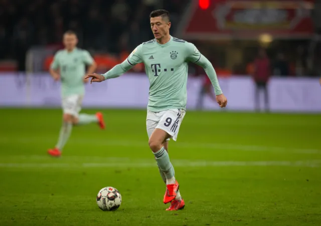 Robert Lewandowski przedłużył kontrakt z Bayernem. Będzie w nim grał do emerytury [WIDEO]