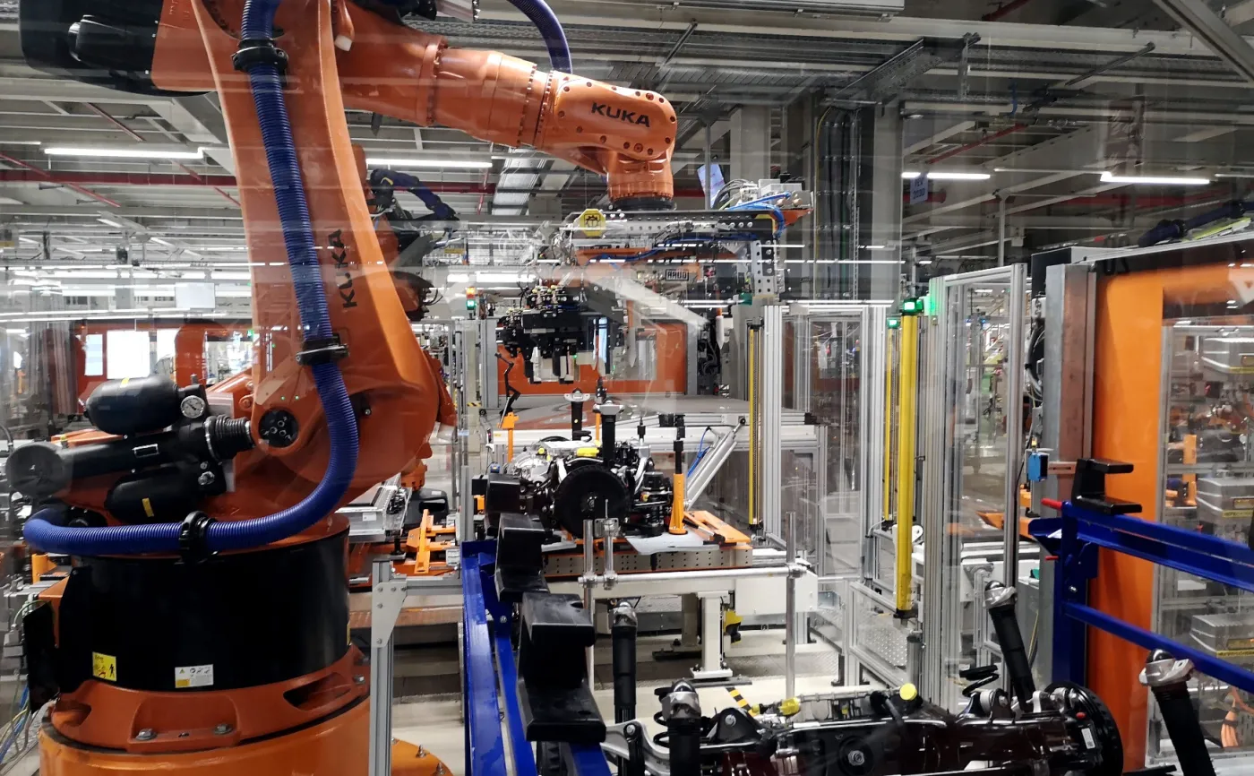 Jeden z robotów Kuka jest odpowiedzialny za dźwiganie zespołu napędowego VW ID.3 i jego montaż w tylnej części platformy MEB 