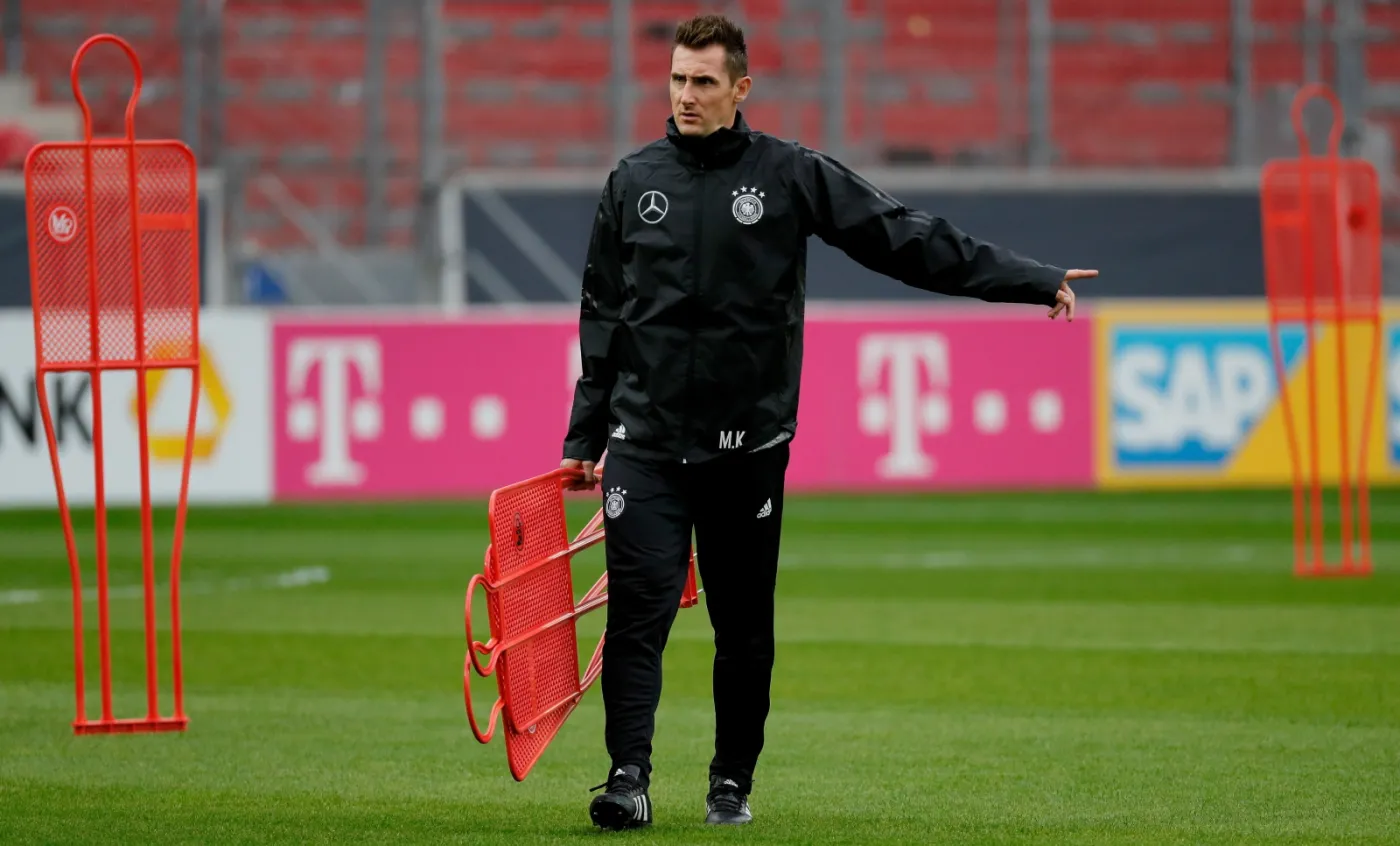 Liga niemiecka. Miroslav Klose oficjalnie asystentem Flicka w Bayernie