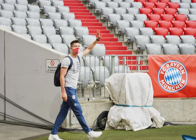 Zamaskowany Robert Lewandowski witał się... z pustymi trybunami