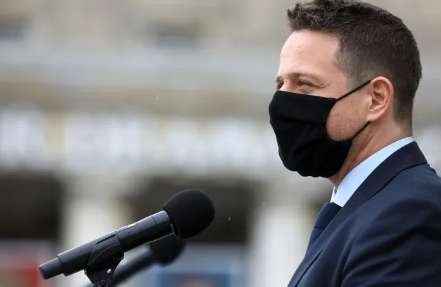 Trzaskowski tłumaczy się z "szokującego" maila ujawnionego przez radnego PiS