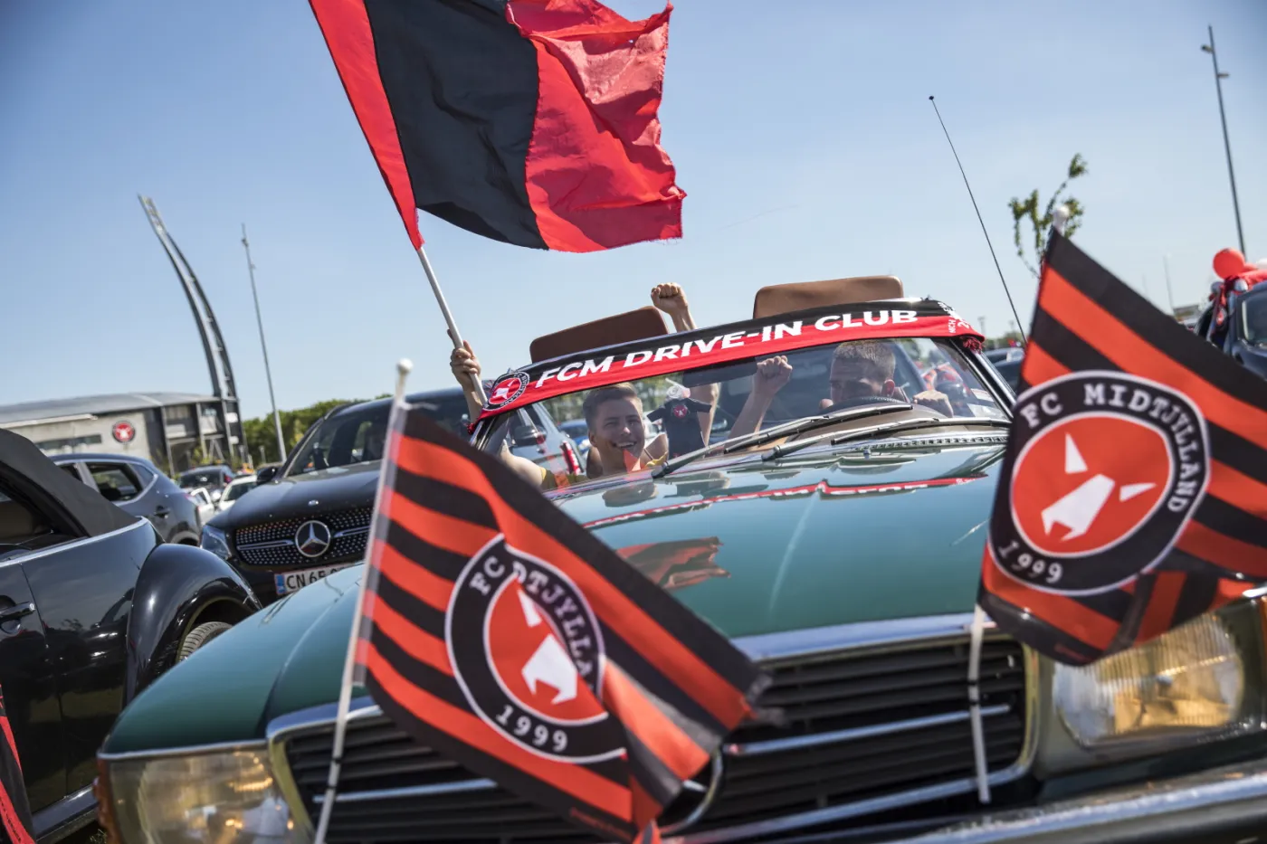 Liga duńska. Setki kibiców w kinie samochodowym przed stadionem
