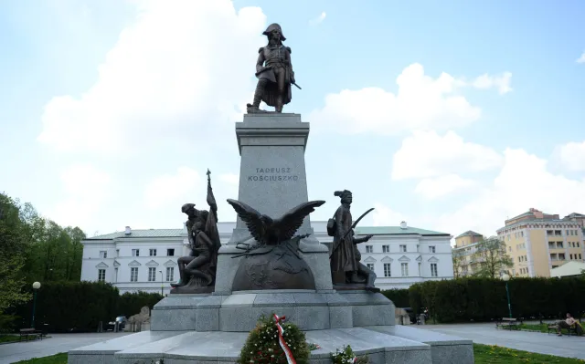 Zdewastowano pomnik Kościuszki w Warszawie. Ratusz zawiadamia policję