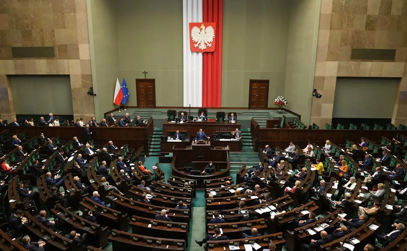 PiS i Nowa Lewica tracą najwięcej. Najnowszy SONDAŻ