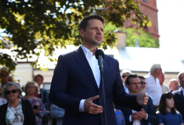 Trzaskowski prezentuje program i bije w Dudę: Rząd go nie traktuje poważnie