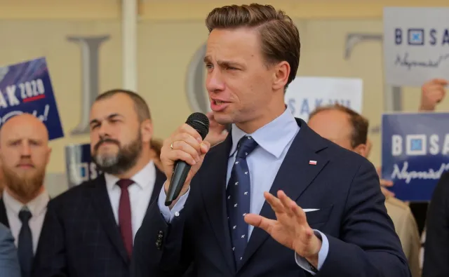 Bosak o wizycie Dudy w USA: Obawiam się, jaką walutą prezydent płaci za tę przysługę