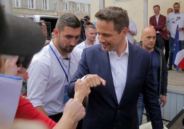 Mężczyzna rzucił butelką w kierunku Trzaskowskiego. Dwie osoby zatrzymane