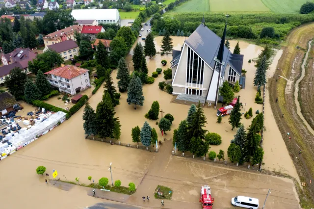 Powodzie na południu Polski. Łapanów pod wodą, setki interwencji strażaków [ZDJĘCIA]