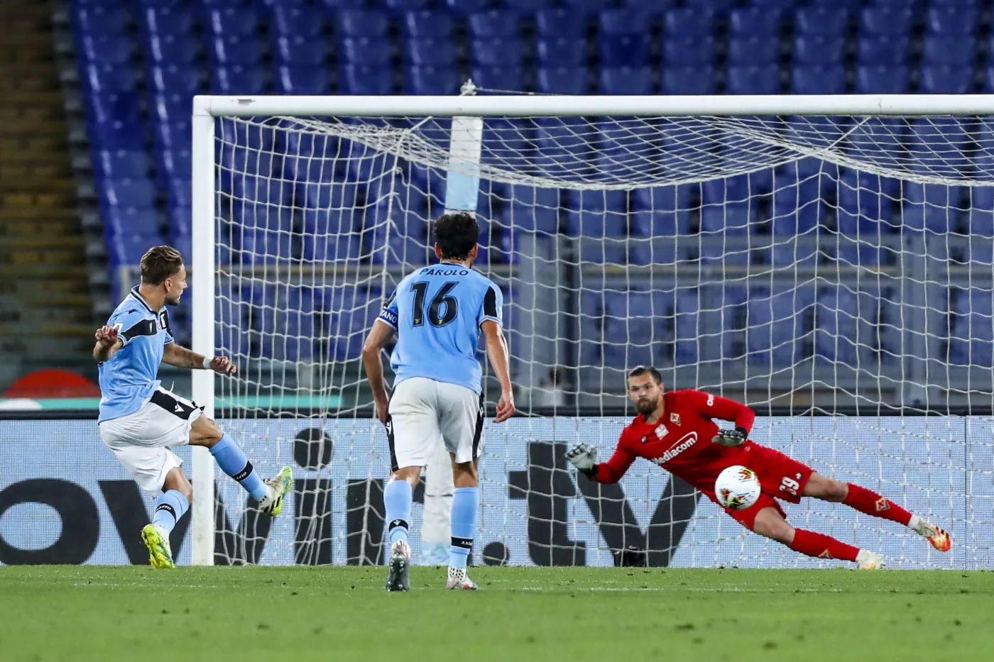 Karny po faulu Drągowskiego pomógł Lazio pokonać Fiorentinę
