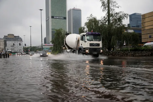 Setki interwencji strażaków, zalane domy i ulice. NAWAŁNICE nad Polską [WIDEO]