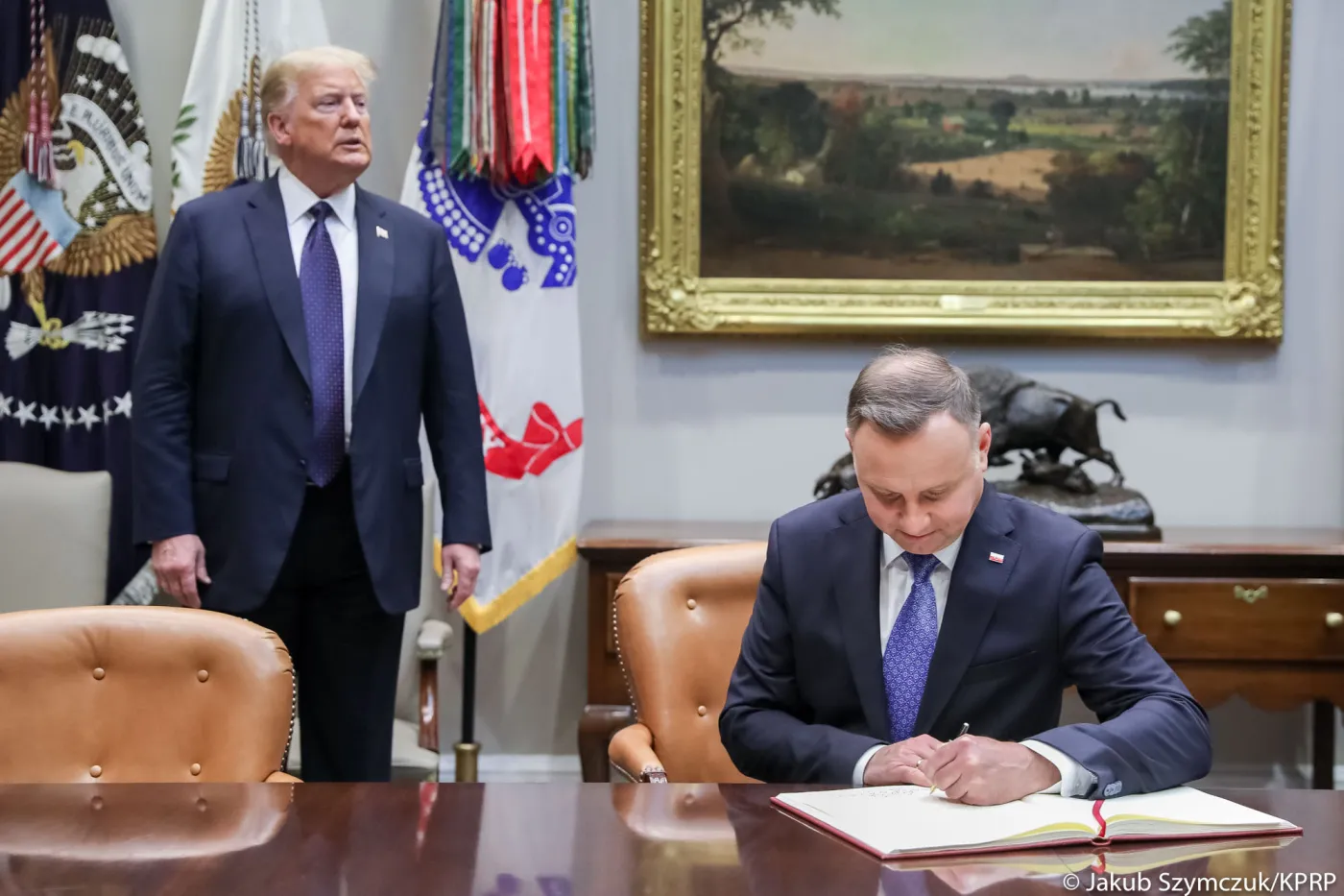 Trump stoi, Duda siedzi. Odwrotna sytuacja wzbudzała kontrowersje