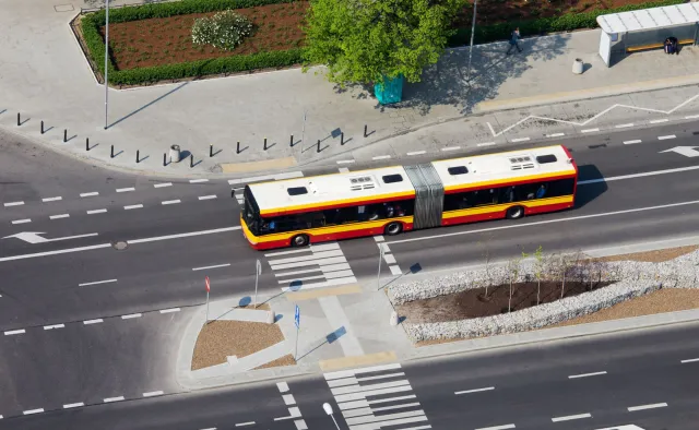 Wypadek w Warszawie. Autobus miejski zderzył się z samochodem osobowym