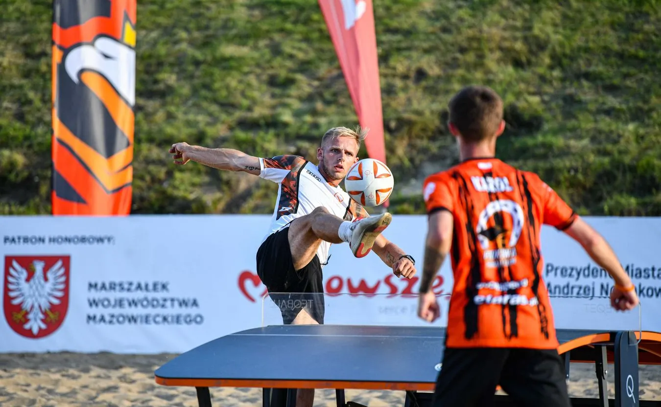 Piłkarski... tenis stołowy. W Płocku poznaliśmy mistrza teqballa [WIDEO]