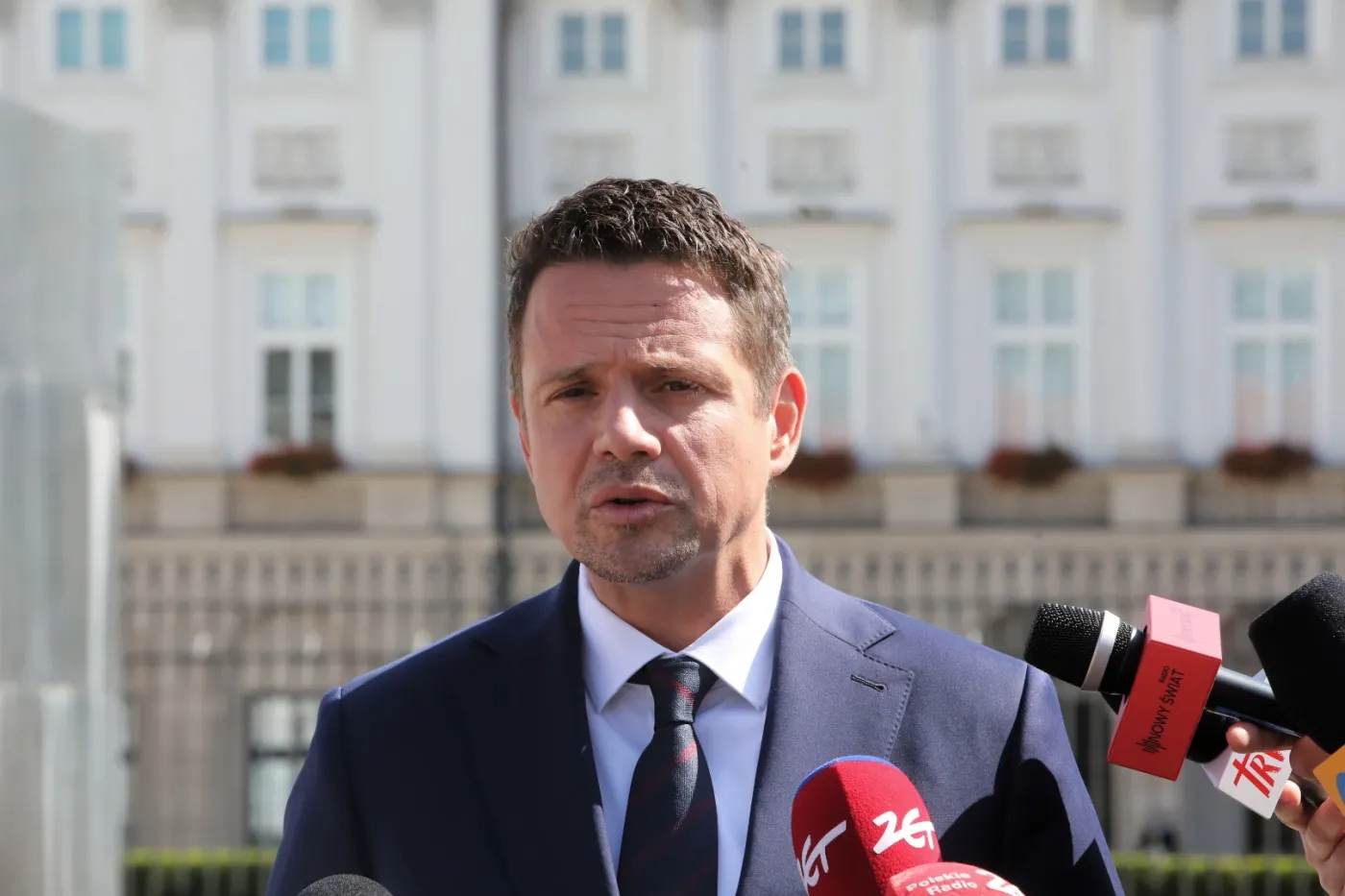 Trzaskowski o tęczowych flagach na pomnikach: Potępiam wszelkie akty wandalizmu