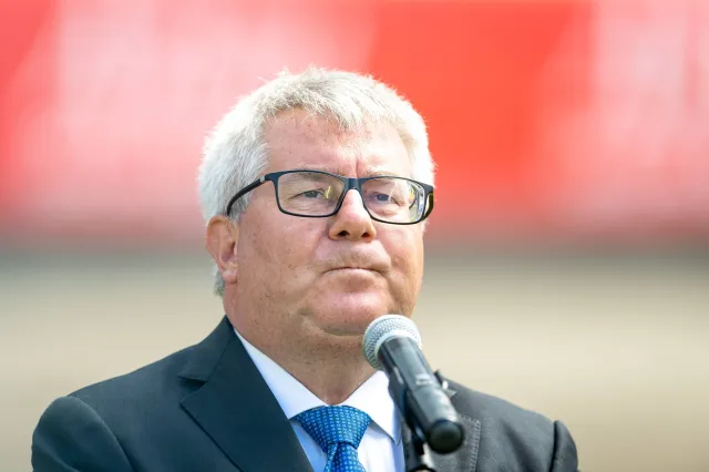 Zastrzeżenia do 100 tys. euro? Co OLAF kwestionuje w rozliczeniach Czarneckiego?
