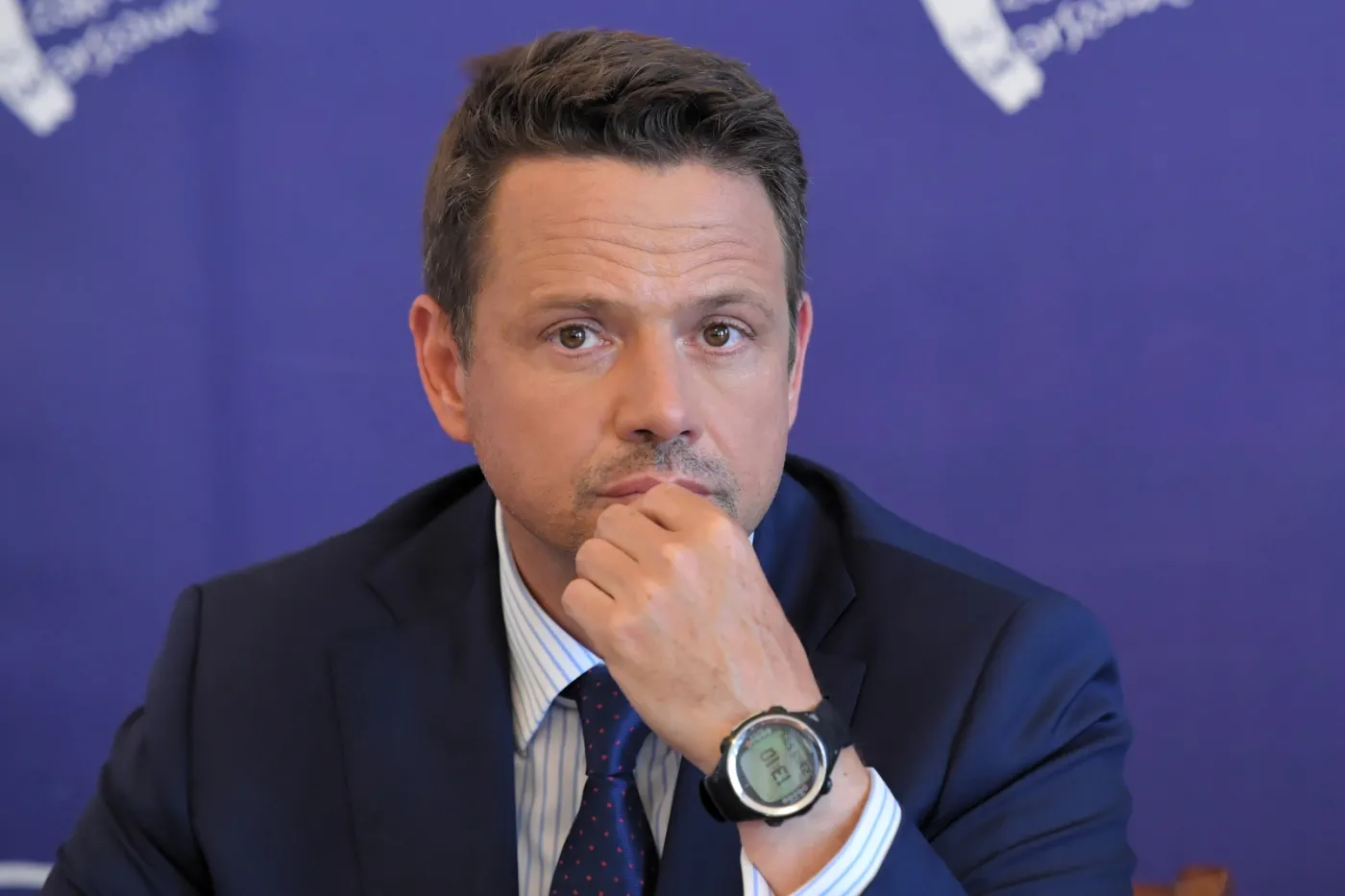 Trzaskowski krytykuje tęczową flagę na figurze Chrystusa