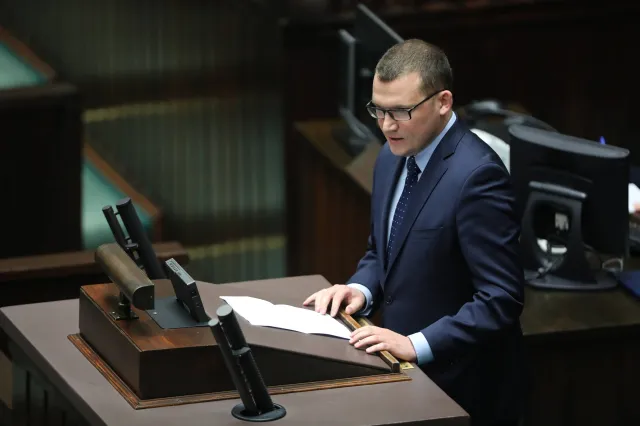 Szefernaker o mężczyźnie, który hajlował na marszu anty-LGBT: Idiota