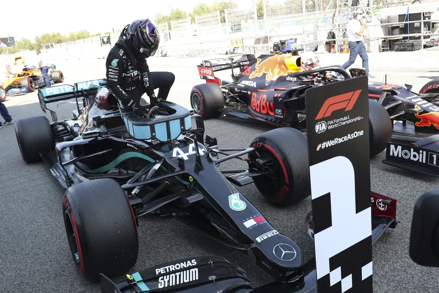 Hamilton wygrał kwalifikacje w Barcelonie. 92. raz ruszy z pole position