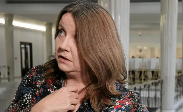Prezydium Sejmu uchyliło karę dla Lichockiej. Wraca sprawa środkowego palca posłanki