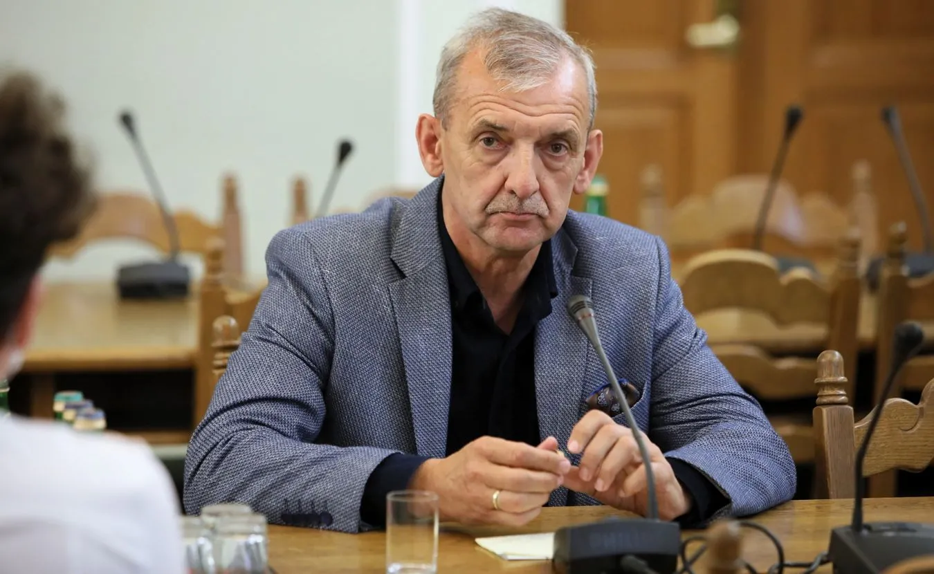 Prezes ZNP ostro skrytykował rząd. "Maseczki wystarczą na 11 dni"