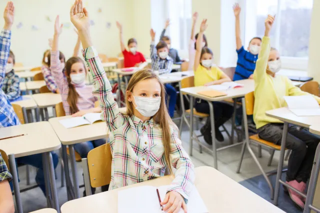 Deklaracje i oświadczenia wygrywają z wirusem w szkołach. "To absurd, rozwiązanie tylko na pokaz"