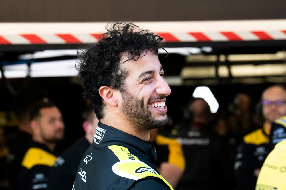 Dwa przypadki Covid-19 w Renault. Ricciardo miał negatywny wynik testu