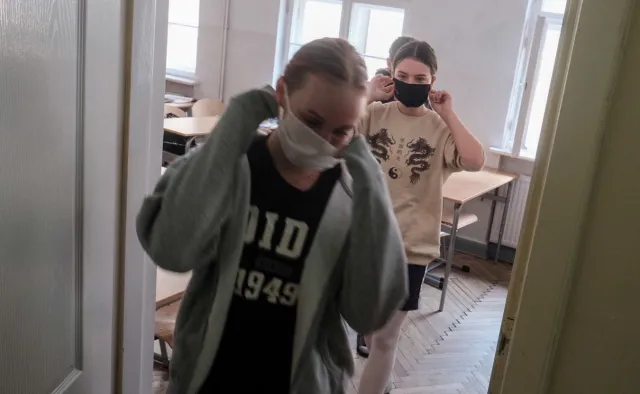 Lekarze rodzinni apelują do rządu ws. zakażeń w szkołach: Trzeba wdrożyć wariant awaryjny
